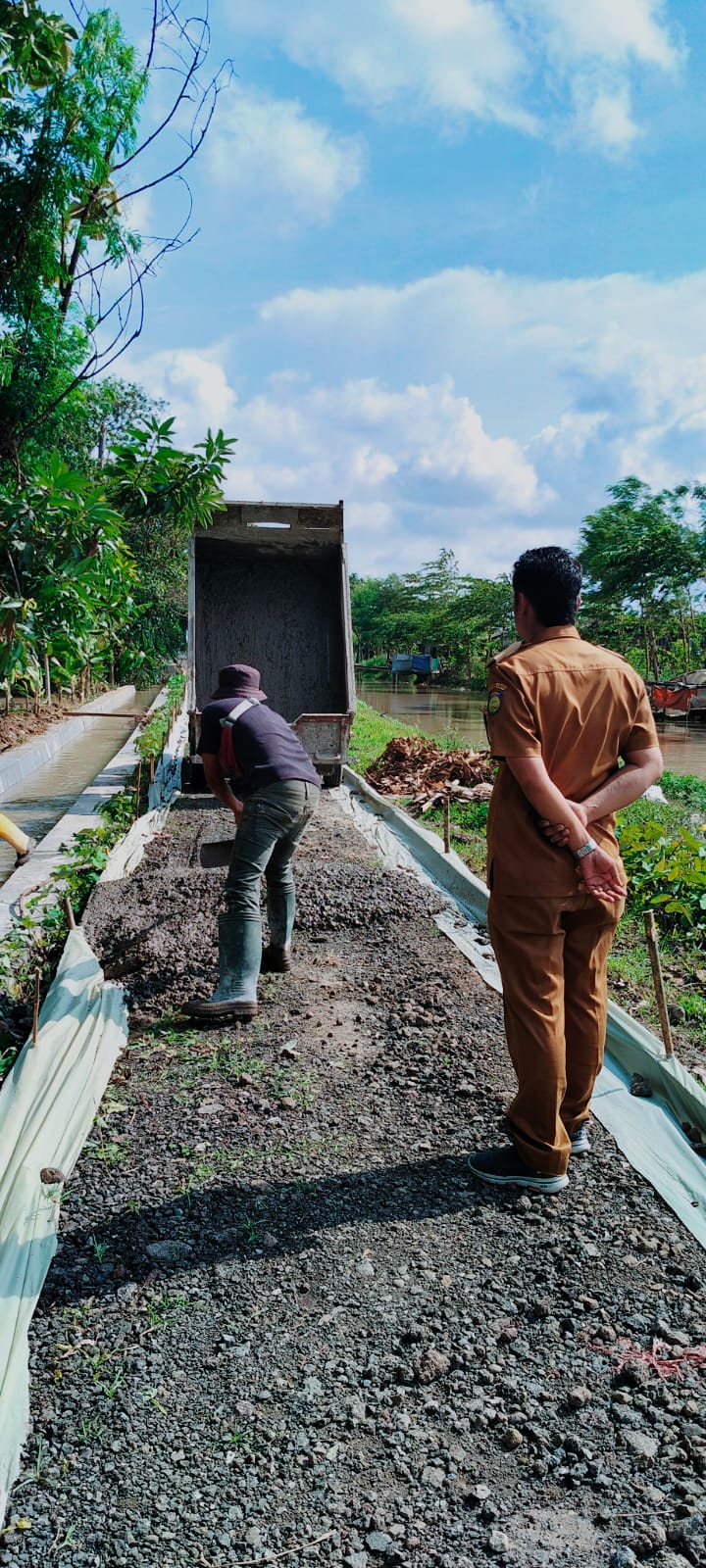 KEGIATAN COR JALAN PERTANIAN - OLEH KEPALA DESA - SOFYAN GUNAWAN